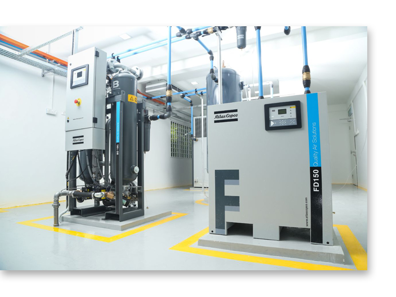 Компрессорная комната. Слева на право: адсорбционный осушитель воздуха Atlas Copco BD 100, ресивер 100 литров, осушитель FD 150. Трубопровод AIRNET.