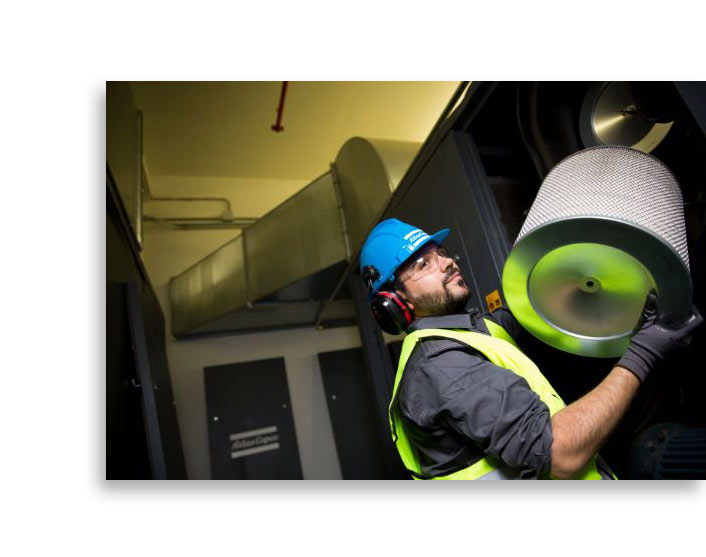 Установка воздушного фильтра Atlas Copco на компрессор. Проведение технического обслуживания компрессорного оборудования.