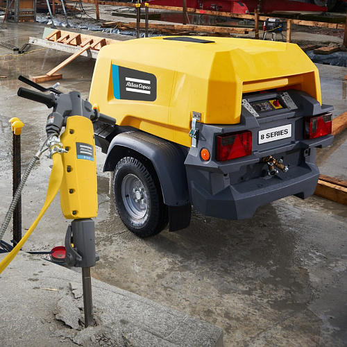 Компрессор Atlas Copco XAS 58. Дизельный передвижной компрессор малой мощности на шасси Atlas Copco XAS 58.