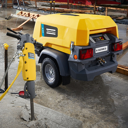 Компрессор Atlas Copco XAS 48. Дизельный передвижной компрессор малой мощности на шасси Atlas Copco XAS 48.