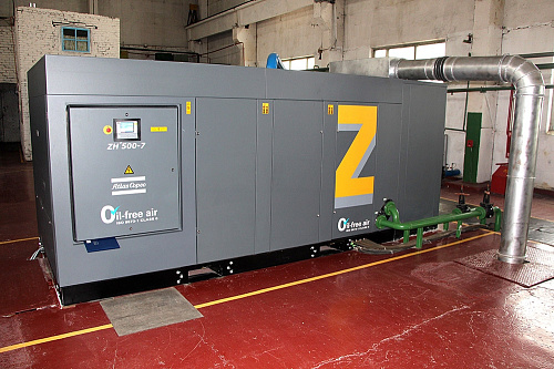 Турбокомпрессор Atlas Copco ZH500+ 3.5. Безмасляный, двухступенчатый, воздушный, турбокомпрессор Atlas Copco ZH500+ 3.5 с предустановленным коллектором охлаждающей воды, встроенным продувочным клапаном с глушителем.