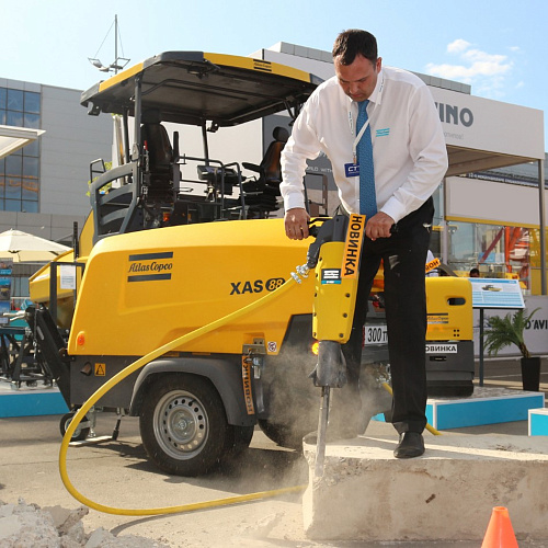 Компрессор Atlas Copco XAS 88. Дизельный передвижной компрессор малой мощности на шасси Atlas Copco XAS 88.